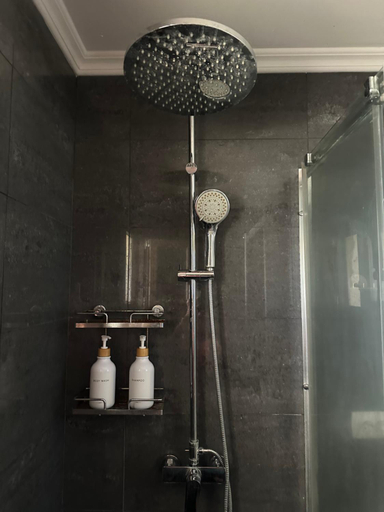 Shower, Casa Amarela, Faro