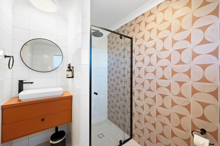 Bathroom 3, The Queens Hotel Gladstone, Gladstone