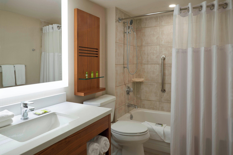 Bathroom 5, Delta Hotels by Marriott Toronto Airport & Conference Centre, Toronto