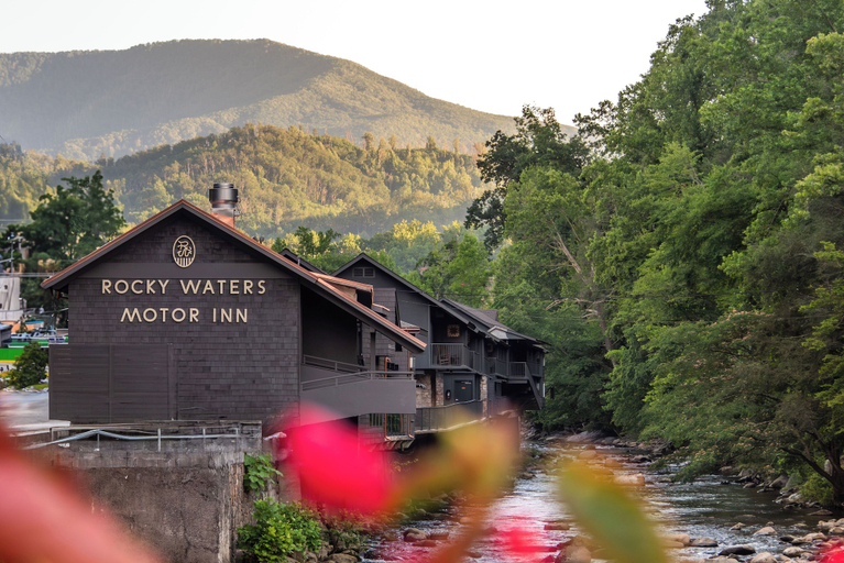 Exterior & Views 1, Historic Rocky Waters Inn, A Small Luxury Hotel, Sevier