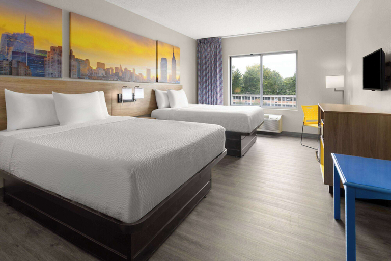 Bedroom 3, Days Inn & Suites by Wyndham Albany, Albany