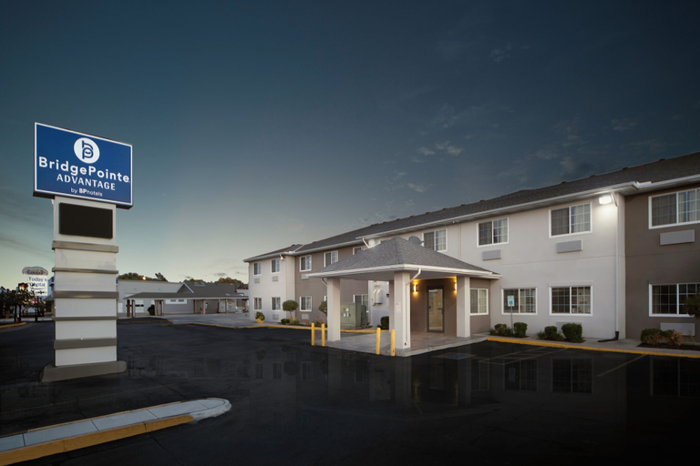 Exterior & Views 1, BridgePointe Advantage by BPhotels, Dodge