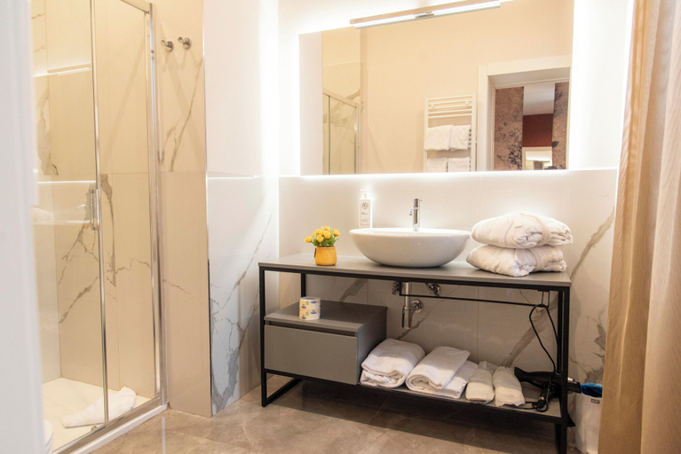 Bathroom 3, Adelaide Suite Dreams, Roma