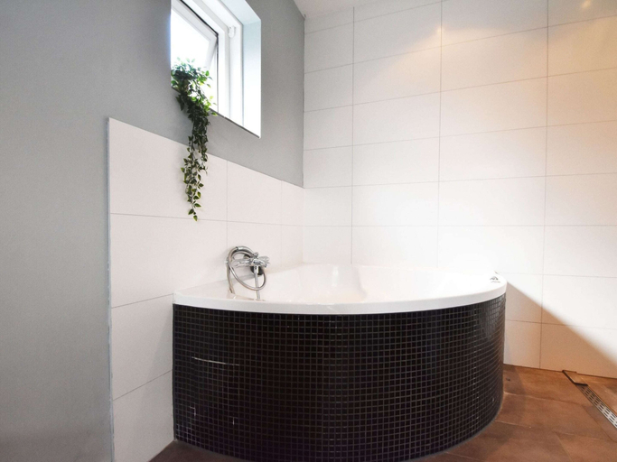 Bathroom 2, Spacious Holiday Home in Limmen With Bubble Bath, Castricum