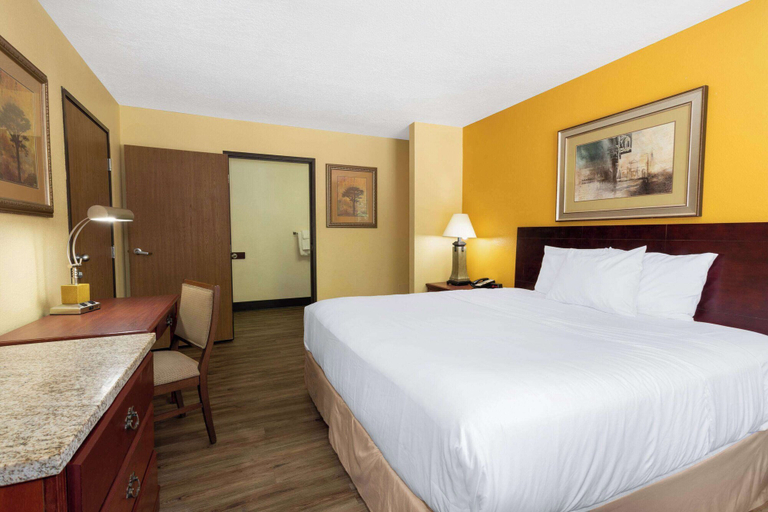 Bedroom 4, Travelodge by Wyndham Albuquerque East, Bernalillo