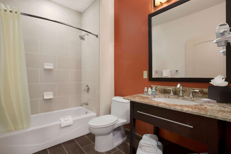 Bathroom 4, Baymont by Wyndham Hobbs, Lea