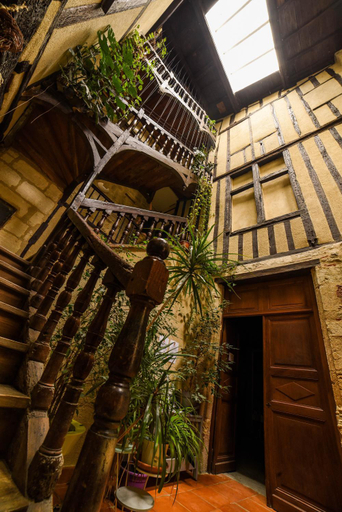 Others 3, Amani Hostel, Gironde