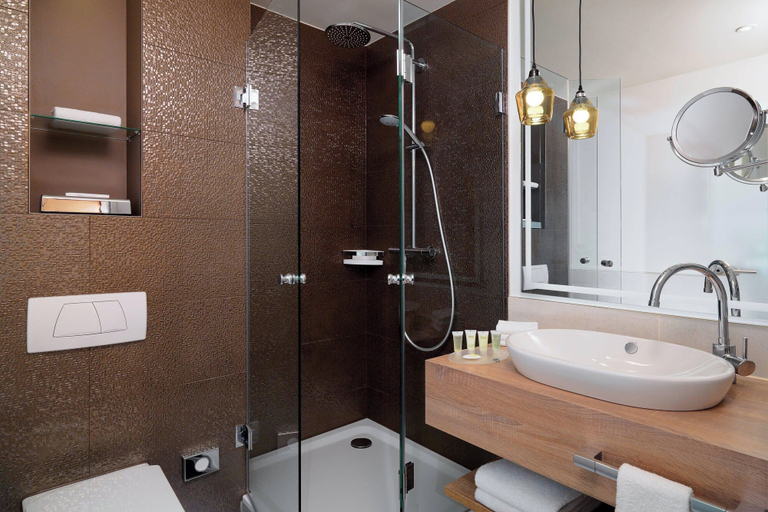 Bathroom 4, Courtyard by Marriott Hamburg Airport, Hamburg