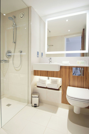 Bathroom 5, Courtyard by Marriott Glasgow Airport, Renfrewshire