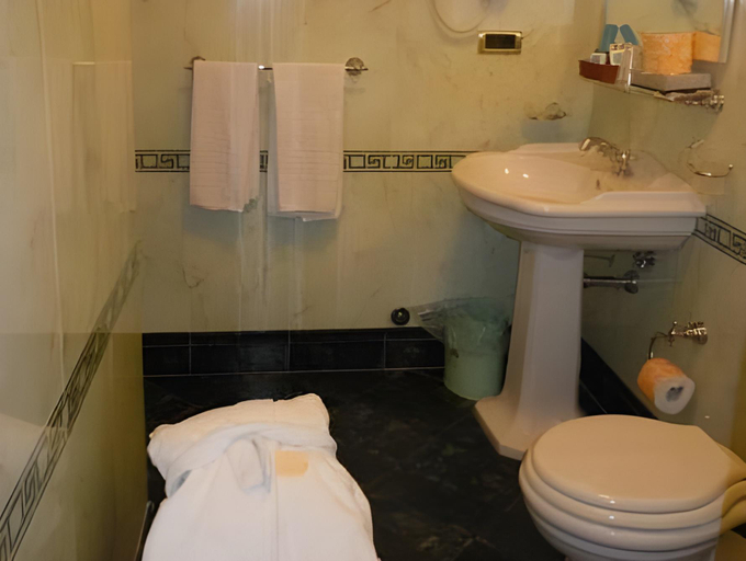 Bathroom 10