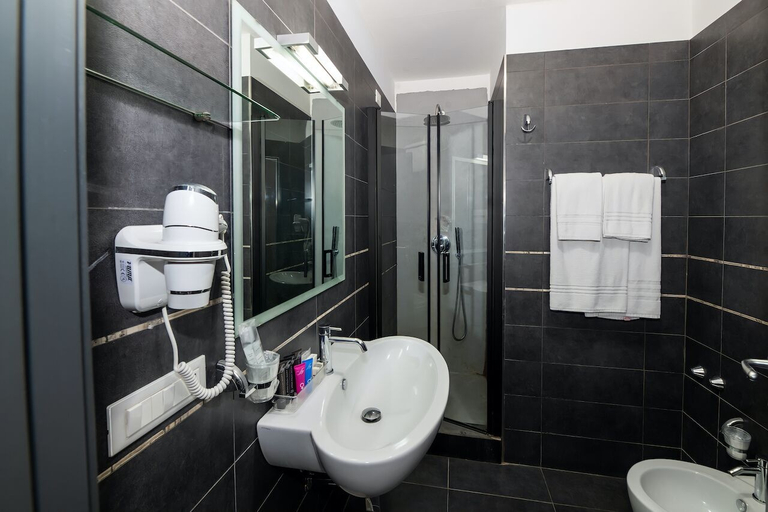 Bathroom 4, Golden Hotel, Napoli