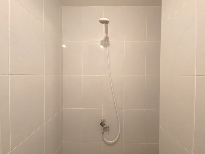 Bathroom 3, Cozy Studio at 15th Floor Tokyo Riverside PIK 2 Apartment By Travelio, Tangerang