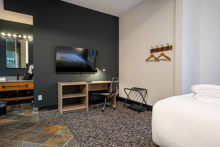 Bedroom 2, Northwinds Hotel Revelstoke, Columbia-Shuswap
