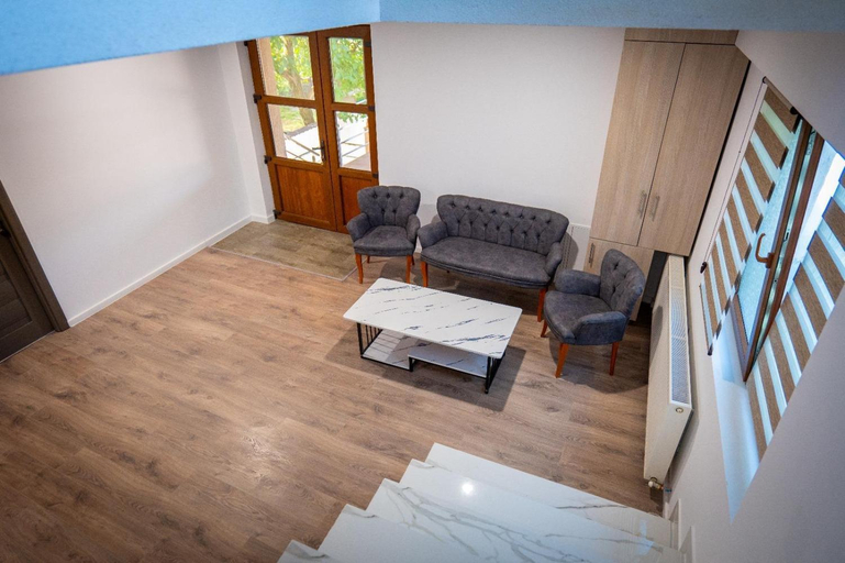 Others 5, White House, Targu Jiu