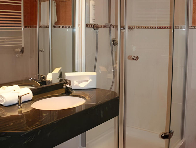 Bathroom 10