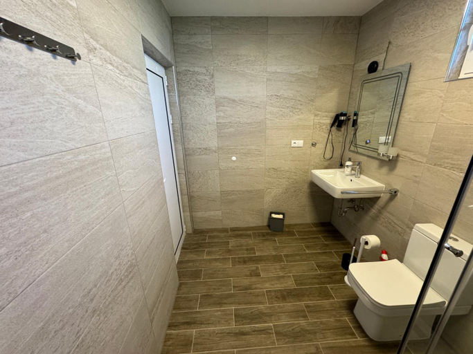 Others 3, Adla Apartmani