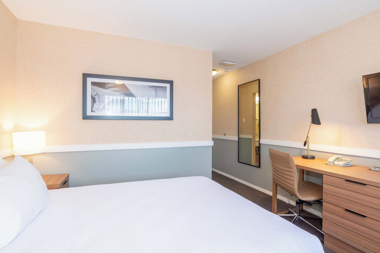 Bedroom 4, Sandman Hotel Cranbrook, East Kootenay