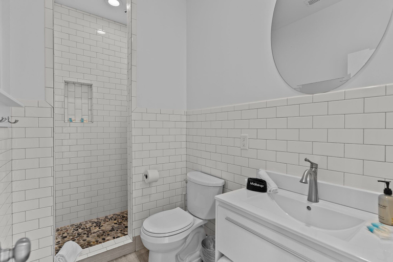 Bathroom 3, Guest House Topsail, Pender
