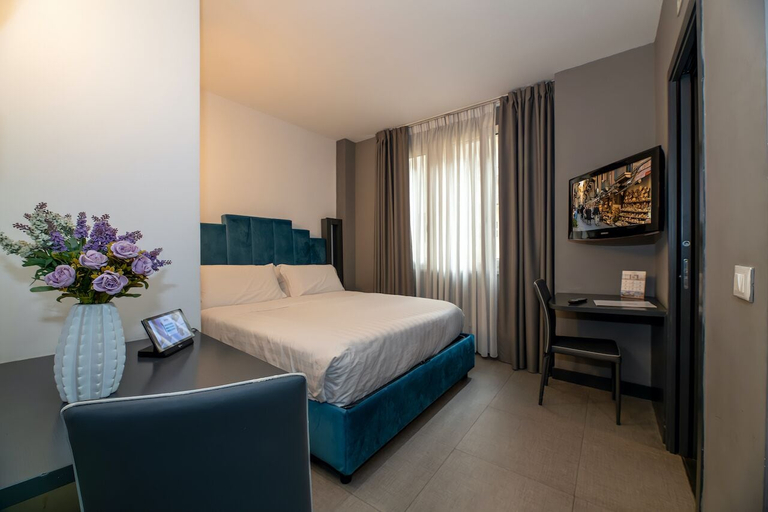 Bedroom 3, Golden Hotel, Napoli
