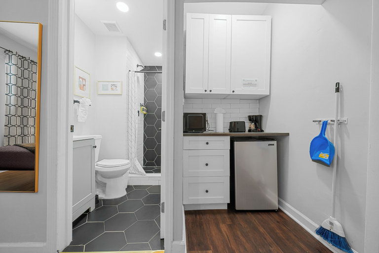 Bathroom 5, Nine20 Collins Apartments by Lowkl, Miami-Dade