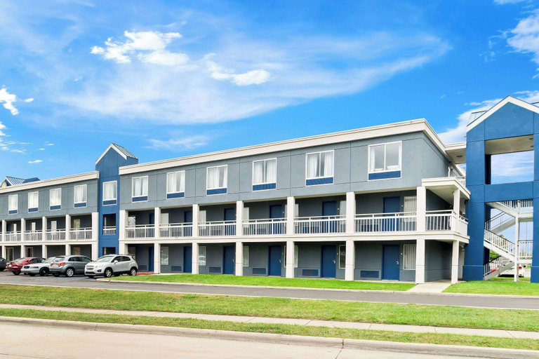 Exterior & Views 2, Days Inn & Suites by Wyndham Warren, Macomb