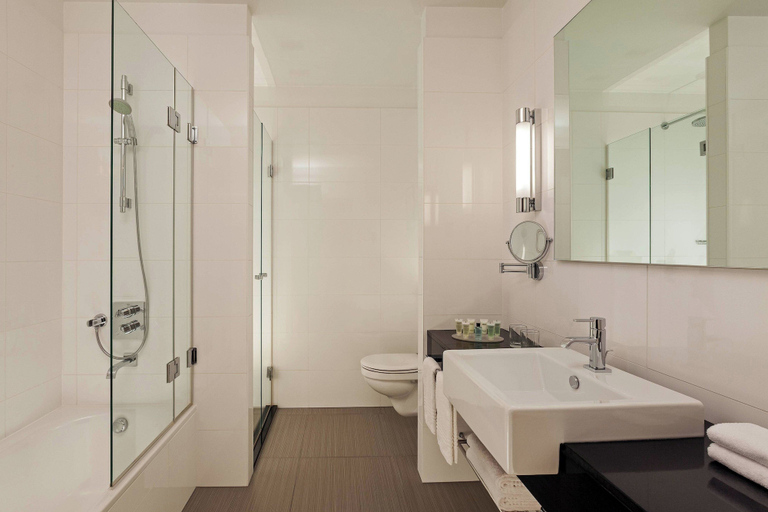 Bathroom 4, Courtyard by Marriott Budapest City Center, Budapesti