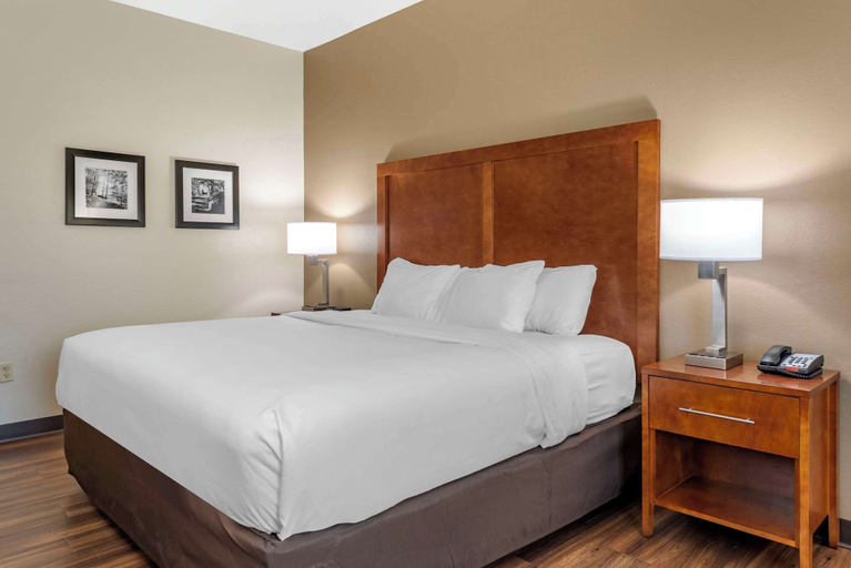 Bedroom 3, Comfort Inn Crawfordsville, Montgomery