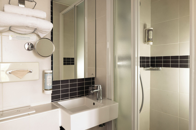 Bathroom 4, Jack's Hotel, Paris