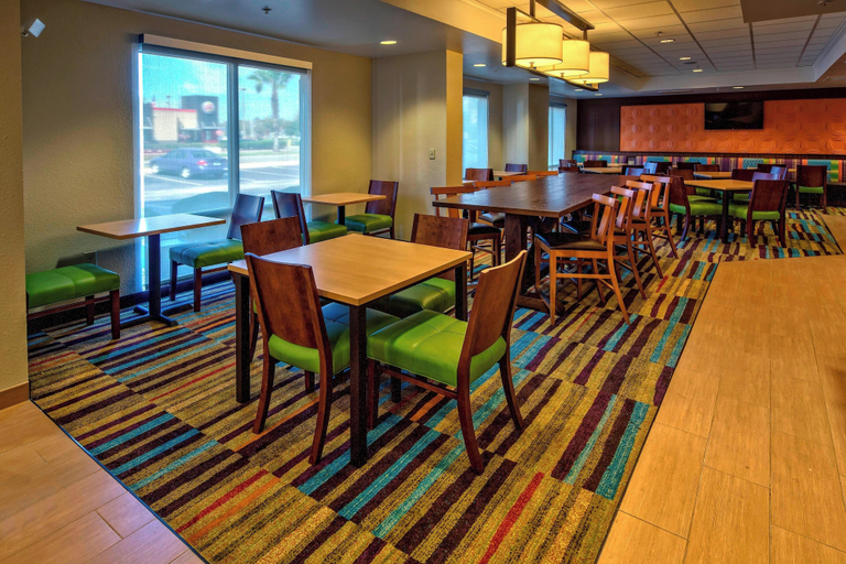 Food & Drinks 4, Fairfield Inn & Suites by Marriott Near Universal Orlando, Orange