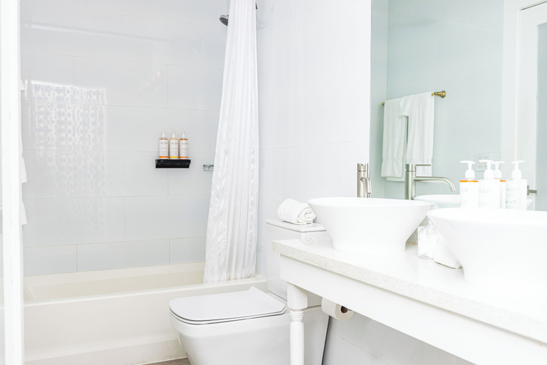 Bathroom 4, Oceanside Hotel and Suites, Miami-Dade