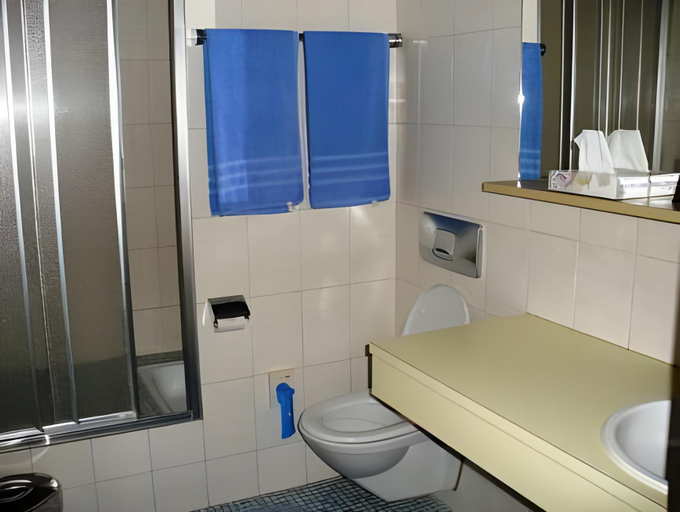 Bathroom 12