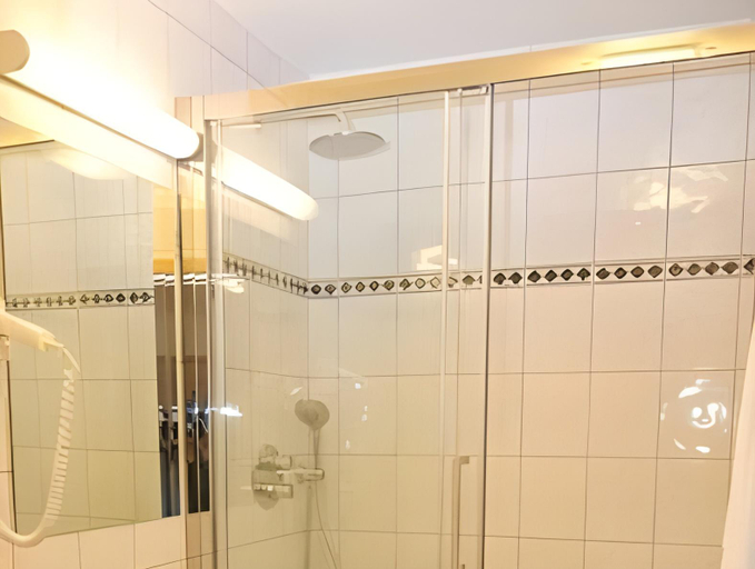 Bathroom 16