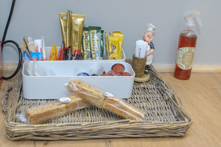 Food & Drinks 3, Royal Pearl, Insta-worthy APT, Cape Winelands