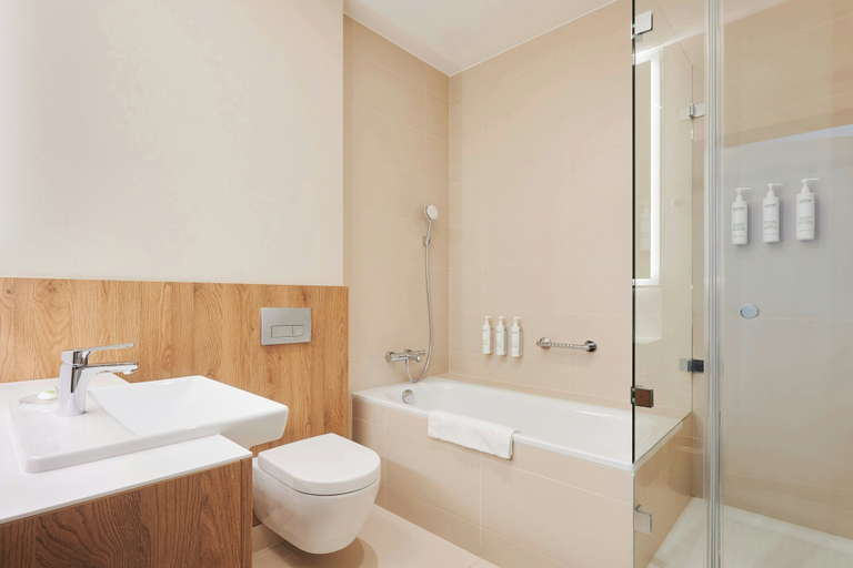 Bathroom 5, Courtyard by Marriott Warsaw Airport, Warsaw