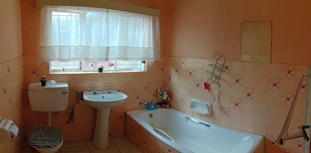 Bathroom 4, 54 Martjie laan, Bojanala