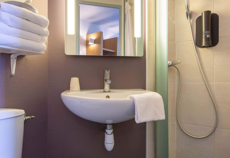 Bathroom 4, B&B HOTEL Châteauroux Déols, Indre