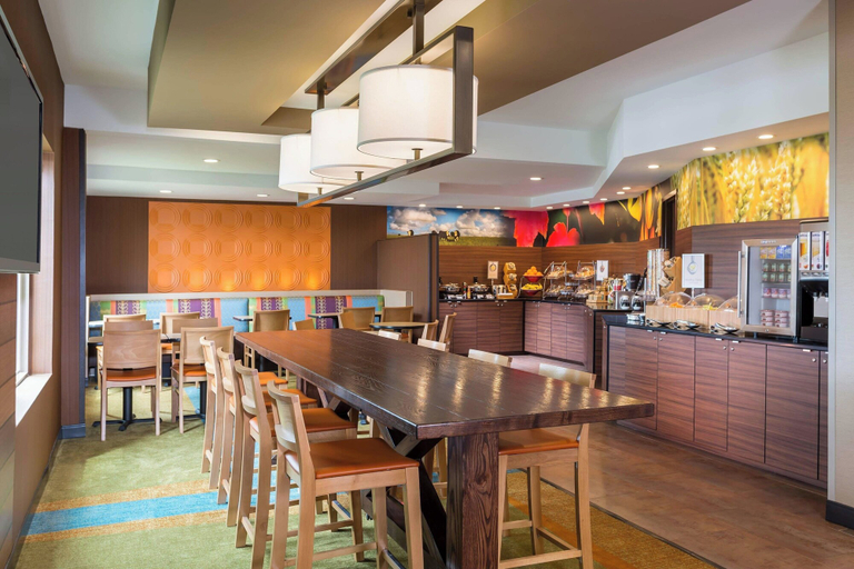 Food & Drinks, Fairfield Inn and Suites by Marriott Valparaiso, Porter