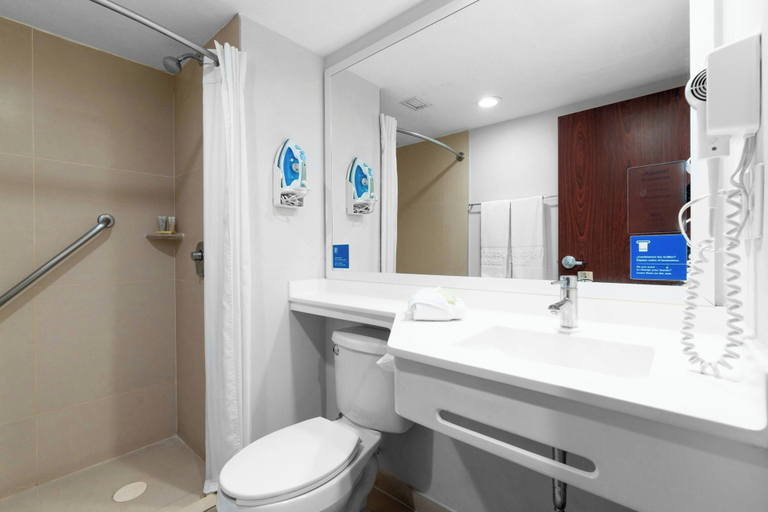Bathroom 5, City Express by Marriott Aguascalientes Sur, Aguascalientes
