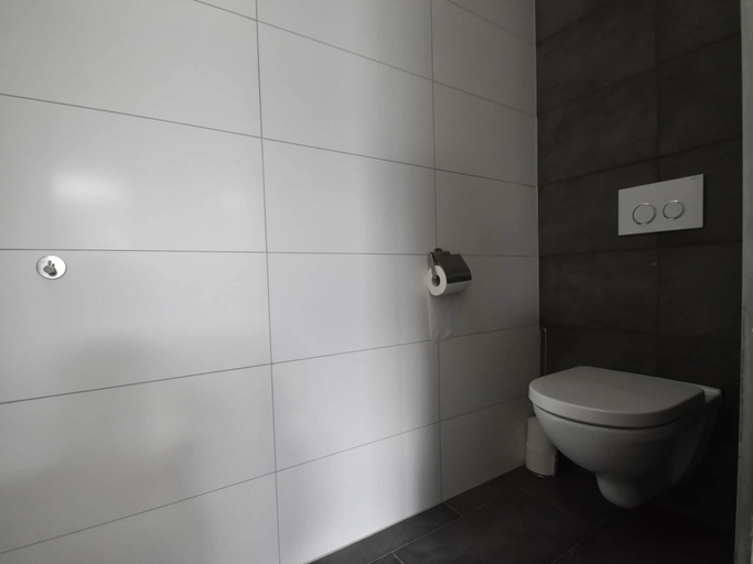 Bathroom 3, Spacious Holiday Home in Limmen With Bubble Bath, Castricum