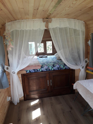 Bedroom 2, La roulotte des Trois Arbres, Haute-Vienne