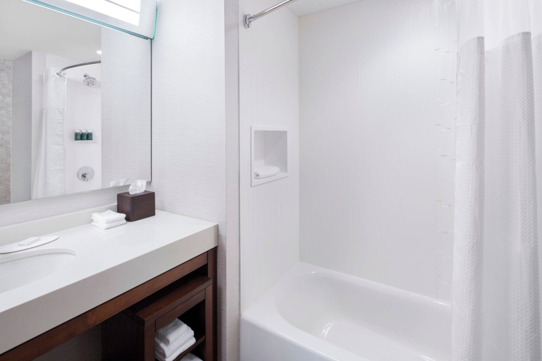Bathroom 5, Courtyard by Marriott Cape Girardeau Downtown, Cape Girardeau