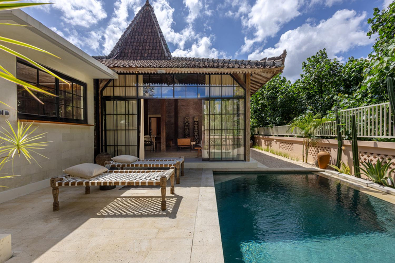 Sport & Beauty 2, The Pink Joglo, a cheerful 3BDR Villa W/Pool and Rice-field view., Badung