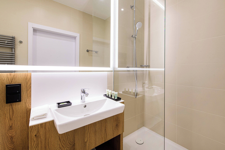 Bathroom 5, Courtyard by Marriott Warsaw Airport, Warsaw
