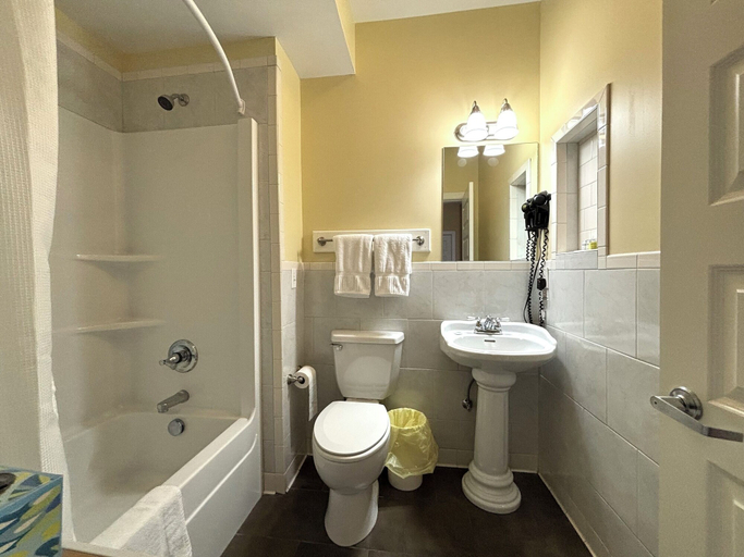 Bathroom 4, Grand Lux Inn, Coffee