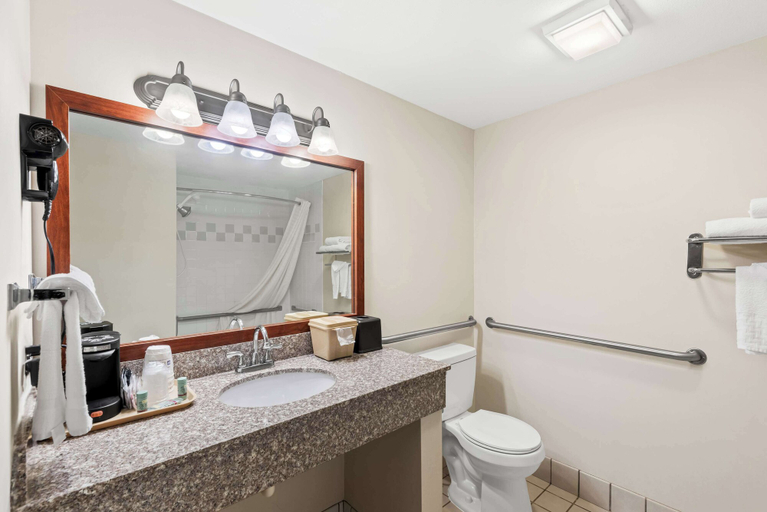Bathroom 5, Best Western Airport Inn, Rock Island
