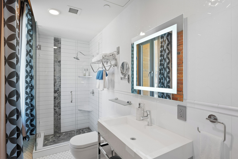 Bathroom 4, Savoy Hotel, Central Kootenay