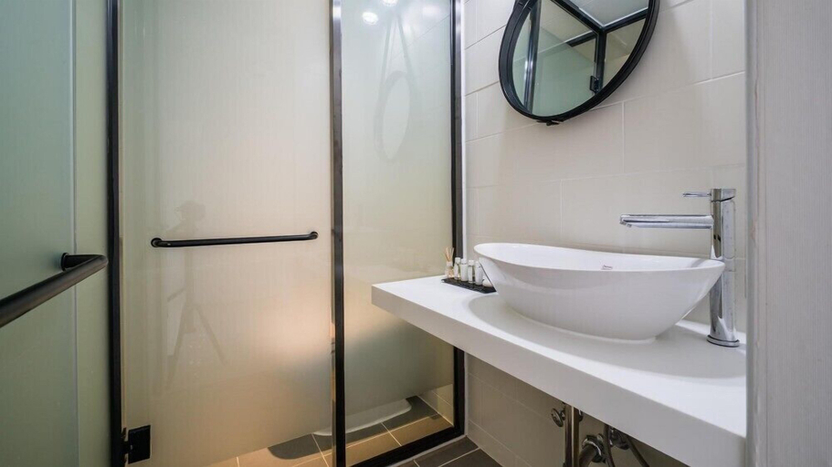 Bathroom 14