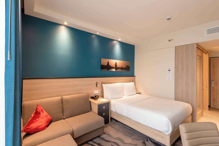 Bedroom 2, Hampton By Hilton Berlin City Centre Alexanderplatz, Berlin