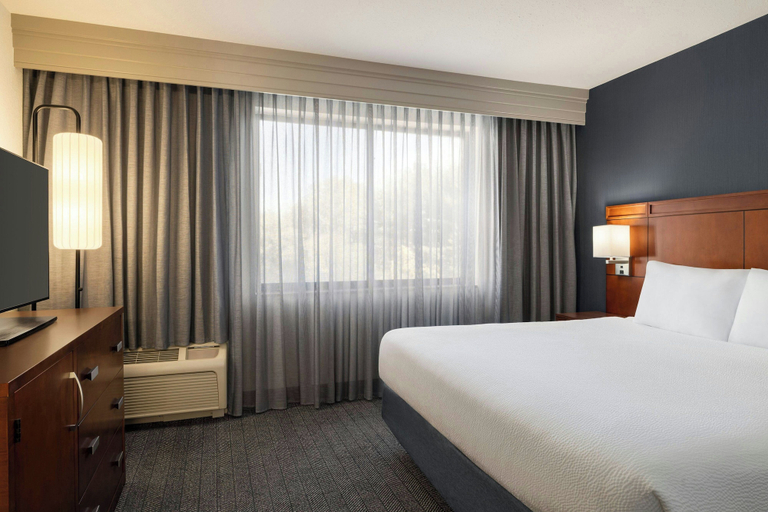 Bedroom 2, Courtyard by Marriott Burlington Mt. Holly Westampton, Burlington