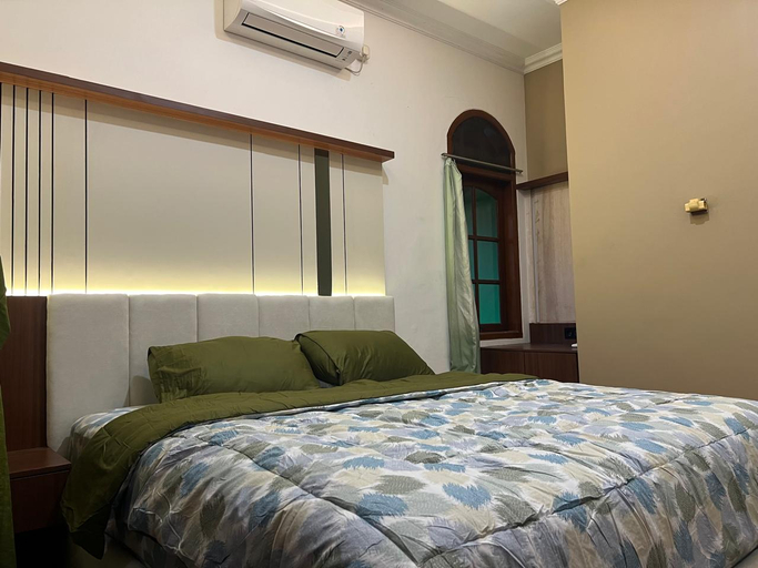 Guest House Omah Ningrat Surabaya - Tap to explore photos